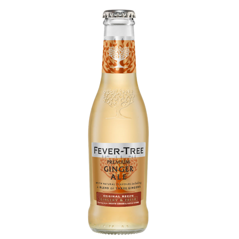 Eine klare Glasflasche Fever Tree - Ginger Ale ist mit einer bernsteinfarbenen Flüssigkeit gefüllt. Das Etikett zeigt orangefarbene und goldene Akzente und hebt den Text hervor, der es als Premium Ginger Ale beschreibt, das mit einer Mischung aus drei Ingwerarten hergestellt wird.