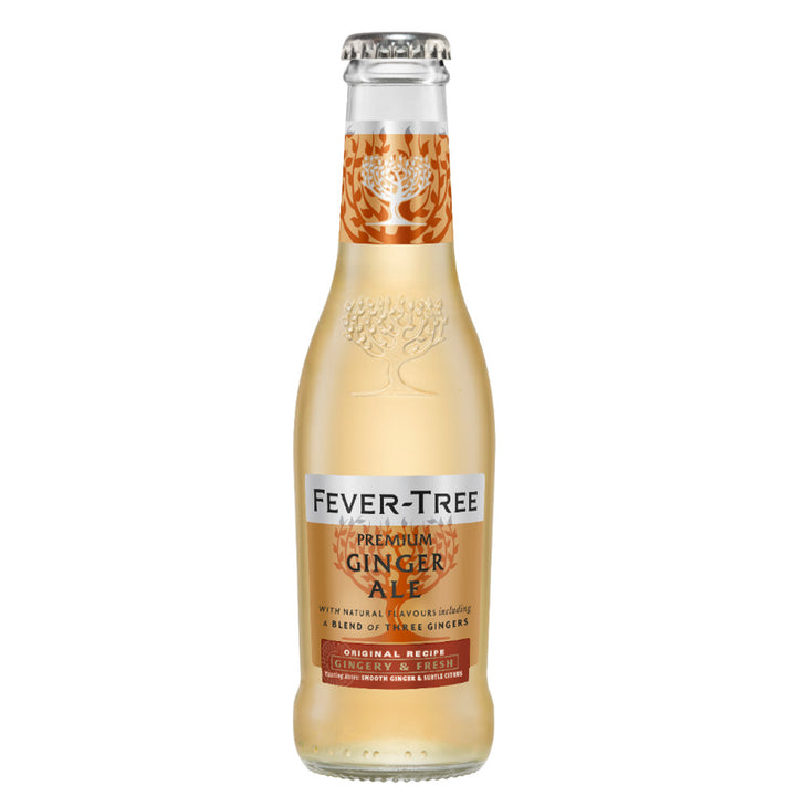 Eine klare Glasflasche Fever Tree - Ginger Ale ist mit einer bernsteinfarbenen Flüssigkeit gefüllt. Das Etikett zeigt orangefarbene und goldene Akzente und hebt den Text hervor, der es als Premium Ginger Ale beschreibt, das mit einer Mischung aus drei Ingwerarten hergestellt wird.