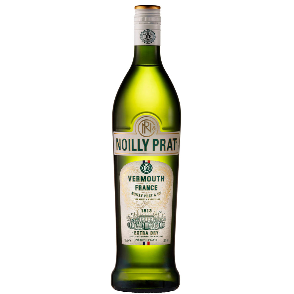 Auf einer Flasche Noilly Prat - Extra Dry - Vermouth in Grün ist der Markenname prominent auf dem Etikett zu sehen, der die französische Herkunft und das Erbe seit 1813 hervorhebt, zusammen mit einem Logo und zusätzlichen Angaben zum Inhalt.