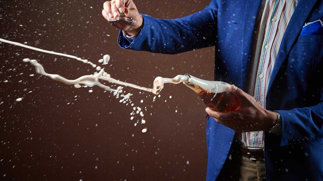 L'arte del sabrage: aprire le bottiglie di champagne con stile - Cantine Onshore